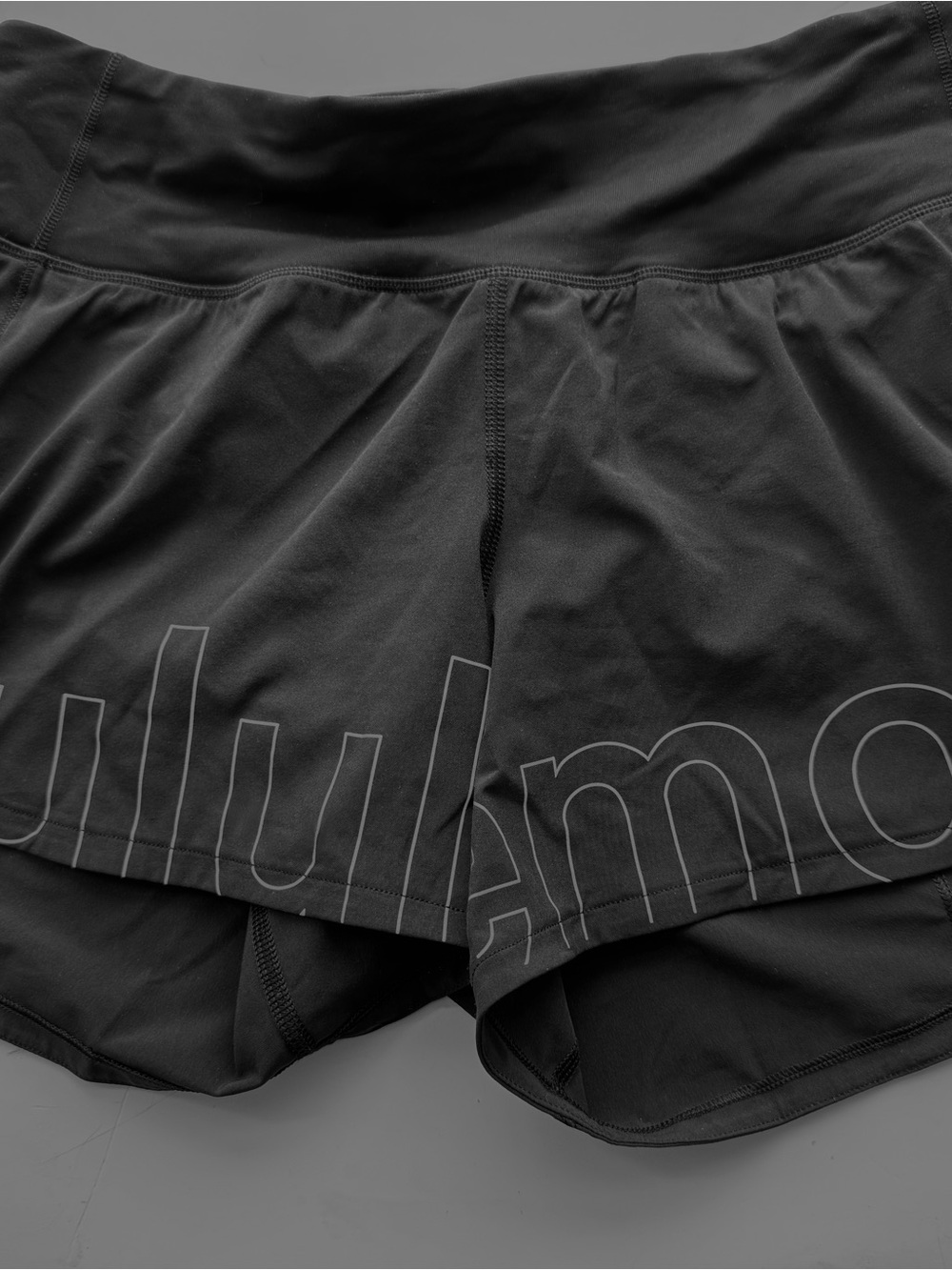 lululemon speed up Black Women’s Athletic Shorts 4 in, size 4